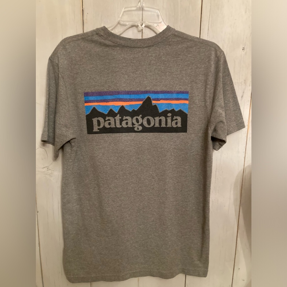Patagonia Shirt Mens P-6 Small Gray Organic Cotton Regular Fit Tee Lightweight